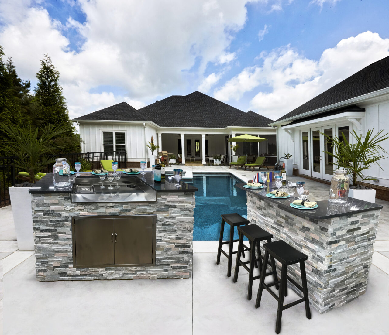 Outdoor Bar StonehengeUS